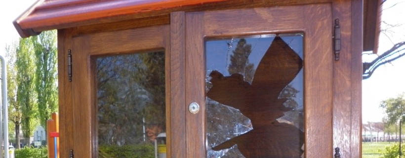 Uništena prva kućica za knjige