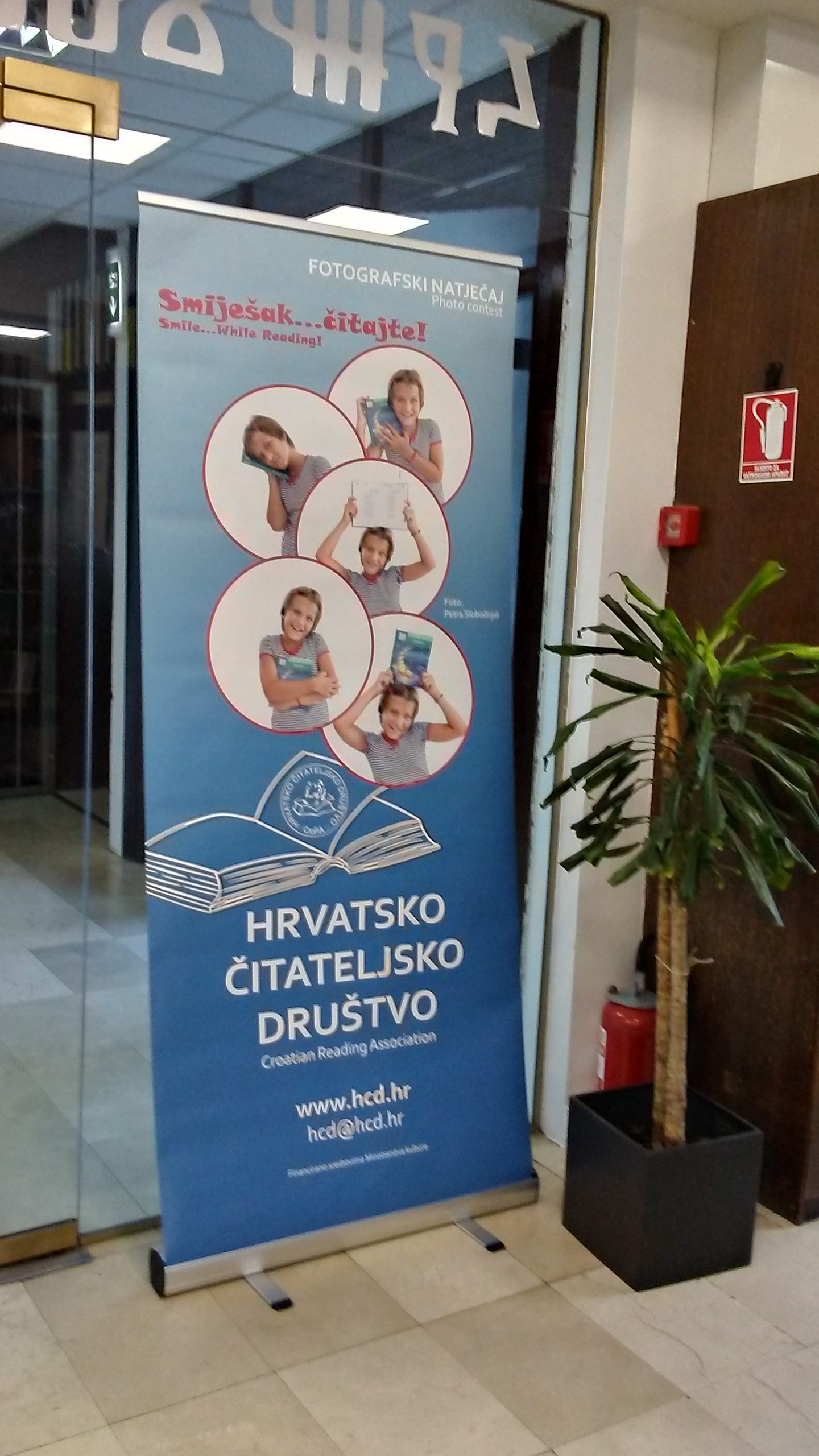 “Smiješak…čitajte!” – IZLOŽBA FOTOGRAFIJA